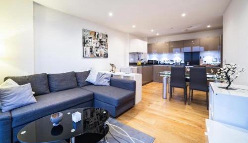 Three-Bedroom Apartment with Balcony
