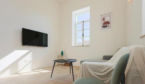 Superior One-Bedroom Apartment