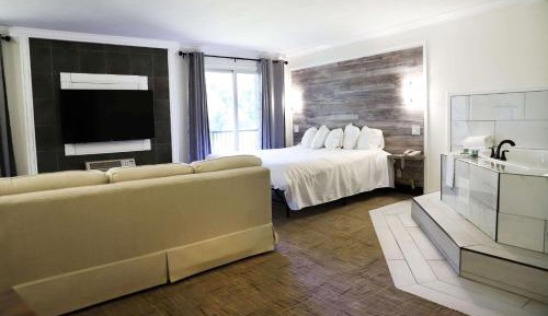 Honeymoon Suite with King Bed and Jacuzzi - Non-Smoking