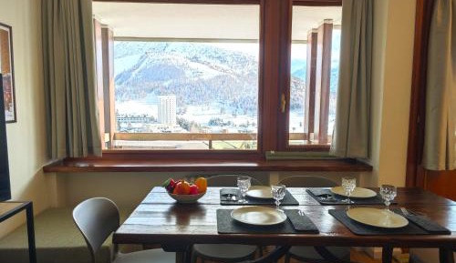Two-Bedroom Apartment with Mountain View