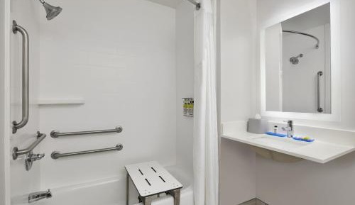 King Room - Mobility Access Tub - Non-Smoking