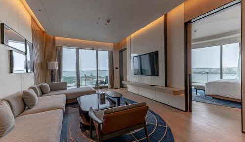 Executive King Suite with Ocean View - Club Lounge Access