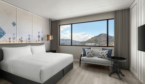One-Bedroom Family King Suite with City View