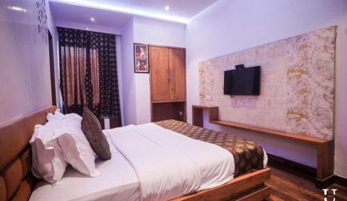 Deluxe Double Room (2 Adults + 1 Child)