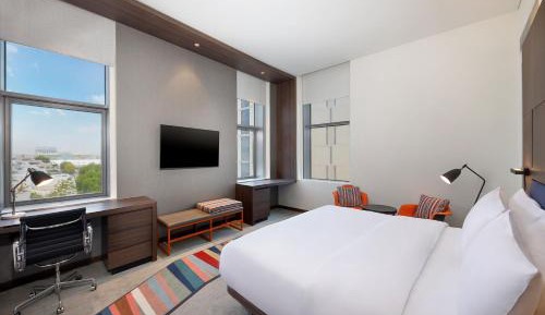 Aloft Savvy King Room - Complimentary DXB Airport Shuttle Drop Off
