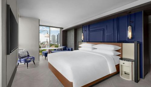 Premium Sapphire King Room (Club Guest Room)