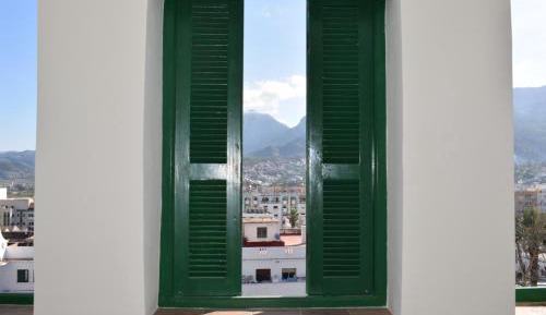 Three-Bedroom Apartment with Mountain View