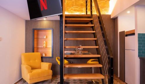 One-Bedroom Loft Apartment with One Queen Bed