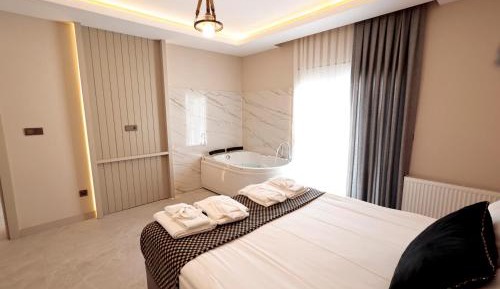 Deluxe Suite with Spa Bath
