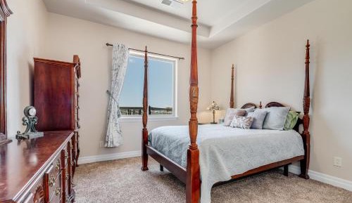 Deluxe Queen Suite