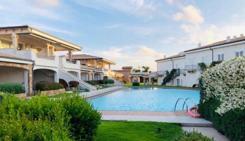 Apartment with Pool View 