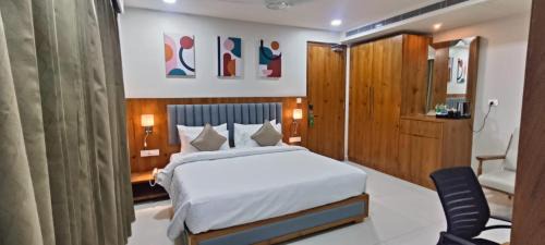 Deluxe King Room