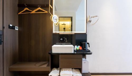 Deluxe Queen Room