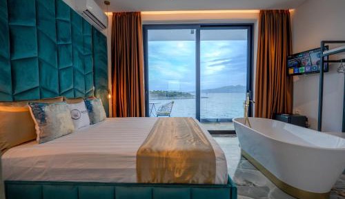 Deluxe Double Room with Balcony and Sea View