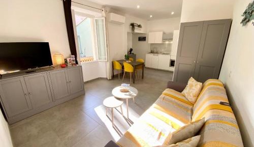 One-Bedroom Apartment with Balcony