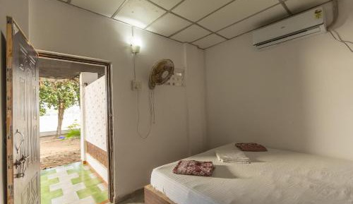 Deluxe Double Room with Side Sea View
