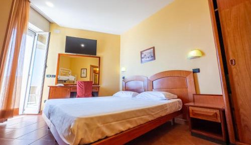 Standard Triple Room with Sea View