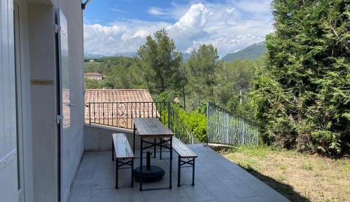 Apartment with Mountain View