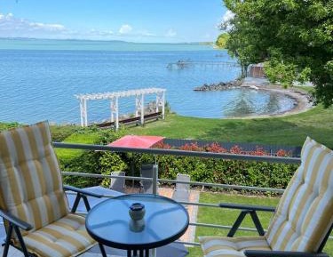 Apartment -Upper Floor with Lake View 