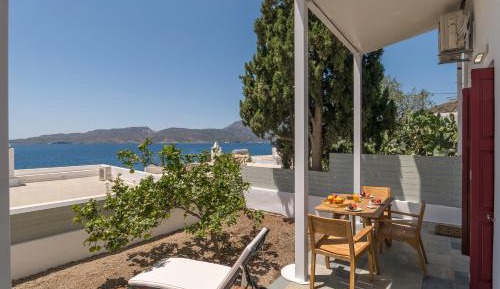 Deluxe One-Bedroom Apartment with Harbor View