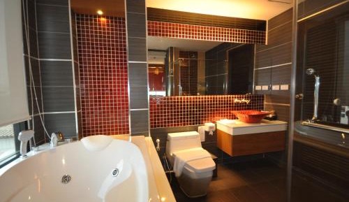 Jacuzzi Suite Low Floor Double Room