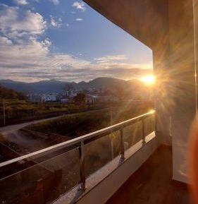 Apartment with Mountain View