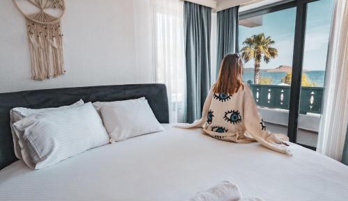 Deluxe Double Room with Balcony and Sea View