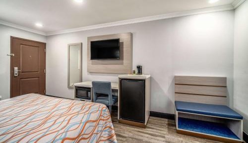 Queen Room with Mobility/Hearing Access - Non-Smoking