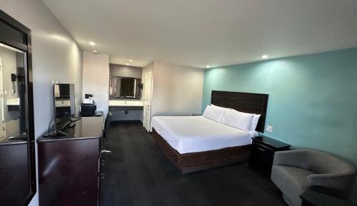 Deluxe King Room - Non-Smoking