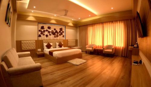 Executive Suite- 984 foot from Temple 