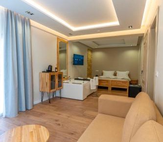 Deluxe King Suite