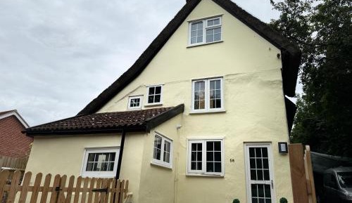 Deluxe Three-Bedroom House with Hot tub