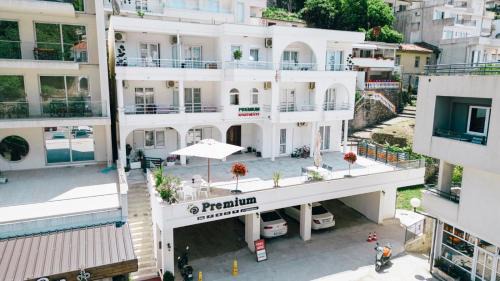 One-Bedroom Apartment with Sea View and Balcony