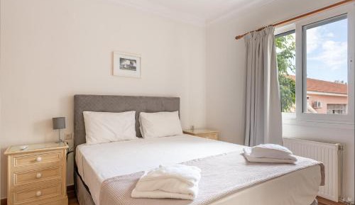 One-Bedroom Apartment with Sea View