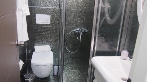 Deluxe Family Room (2 Adults + 1 Child)