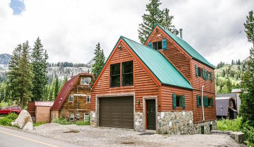 Three-Bedroom Holiday Home 