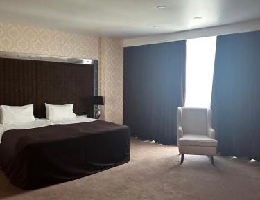 King Studio with Sofa Bed