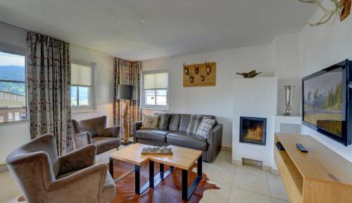 Two-Bedroom Apartment with Balcony and Mountain View 