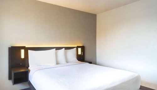 Deluxe Queen Room - Non-Smoking