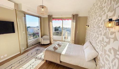 Four-Bedroom Apartment with Balcony 
