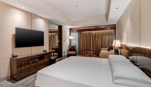 Suite with Living Room - 20% discount on Food & Beverage, Spa and club access
