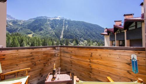 Apartment with Mountain View