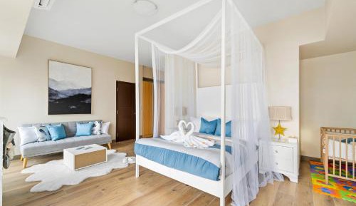 Three-Bedroom Apartment with Lake View
