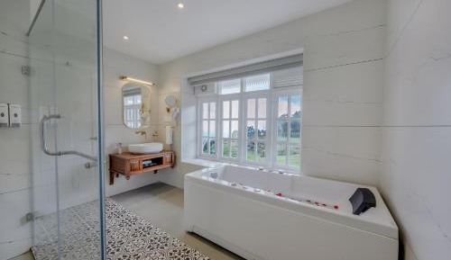 Aurora Jacuzzi Suite