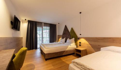 Deluxe Double Room (2 Adults + 1 Child)