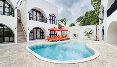 Apartment with Pool View 