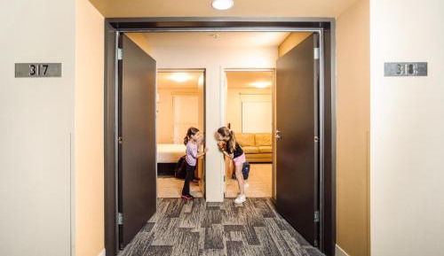 Three-Bedroom Connected Apartment with Free High Speed WiFi