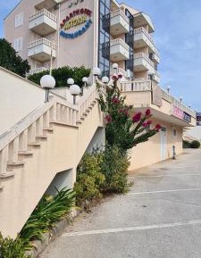 One-Bedroom Deluxe Apartment