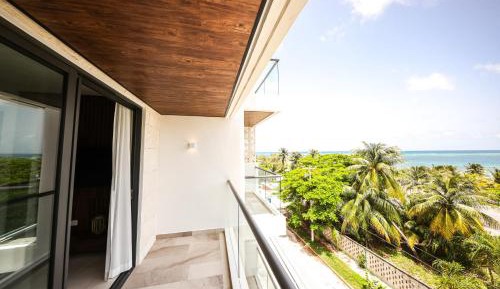 Deluxe One-Bedroom Apartment with Ocean View