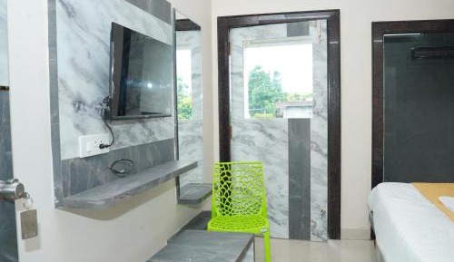 Deluxe Double Room (2 Adults + 1 Child)